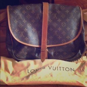 Louie Vuitton Saumer 35 Crossbody .